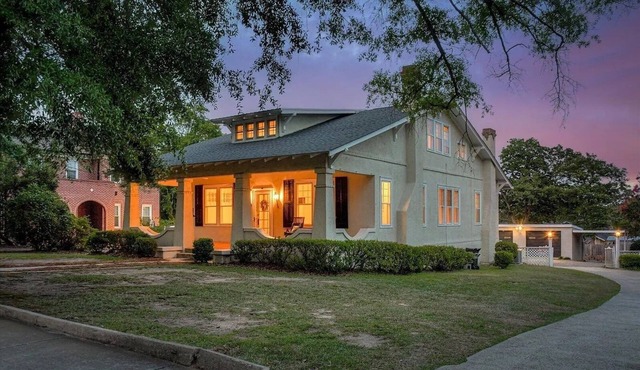 Charming and updated historic Summerville home 3.5 miles from Augusta National,