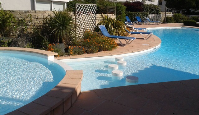 Charming apartment 200 m from the beach, with small garden in residence with swimming pool