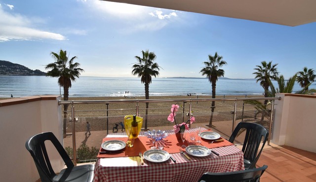 Charming apartment for rent in Roses, Costa Brava! 2 bedrooms, sleeps 4, sea views. Book now!