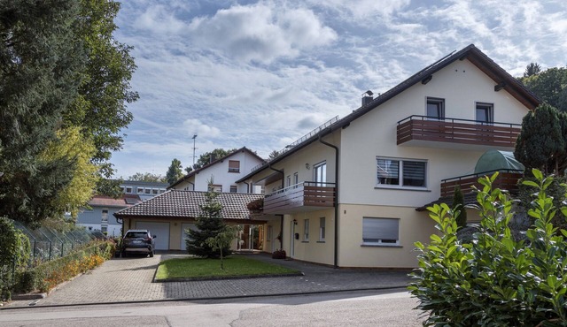 Charming Apartment “Grauer” close to Lake Constance with Wi-Fi, Terrace & Garden