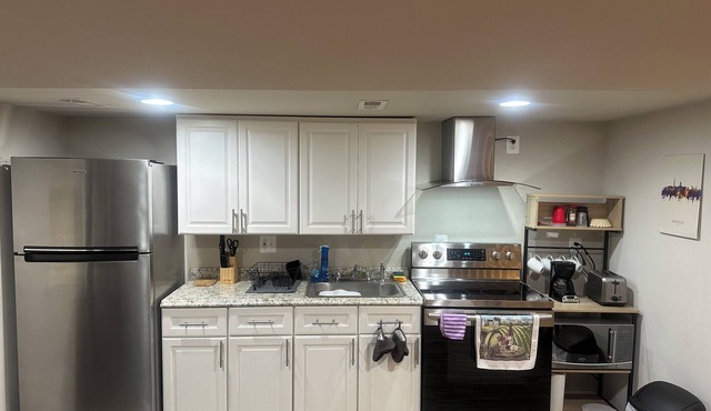 Charming apartment in tranquil Washington with WiFi, AC