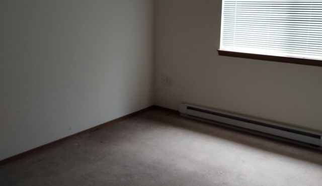 Charming apartment in awesome Spokane with AC. It also has a large living room.