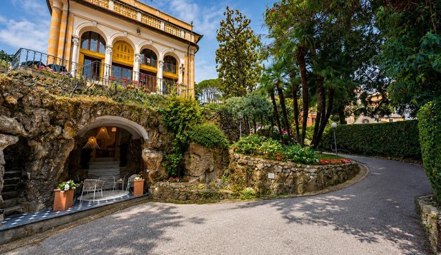 Charming apartment in historic villa front sea with free parking, near Portofino