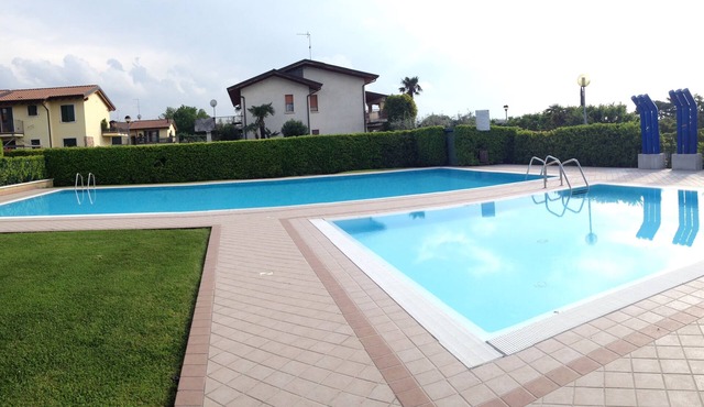 Charming apartment, mit pools, in a residence just a few minutes from the lake