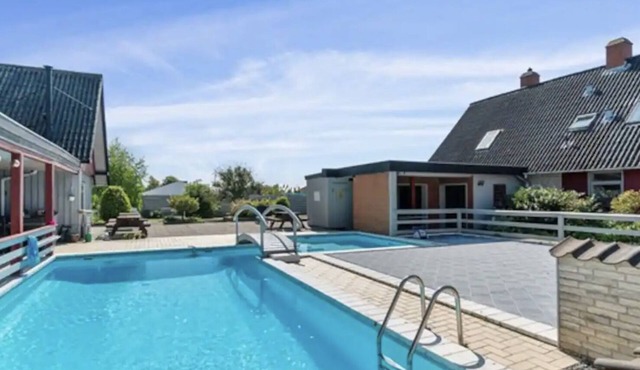 Charming apartment with shared pool.nIdeal for families, singles and businesses.