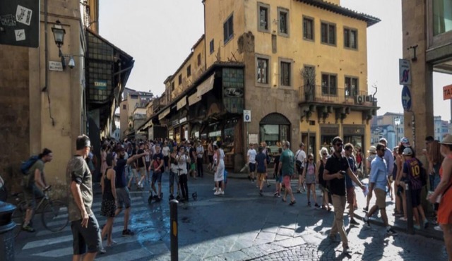 Charming Apartment with Rooftop Terrace and Panoramic Views near Ponte Vecchio