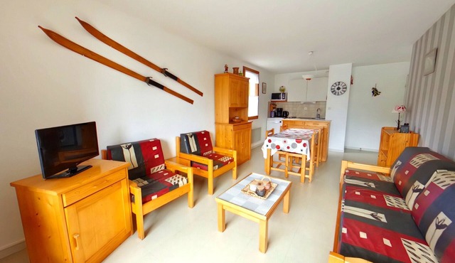 Charming apt. for 6, glazed loggia in Les Rousses