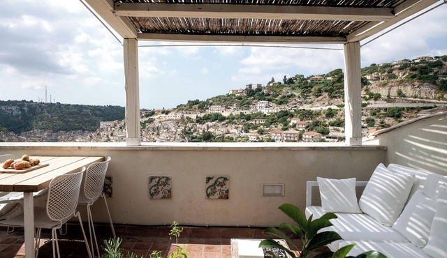 Charming artist's hideaway with stunning view over Modica