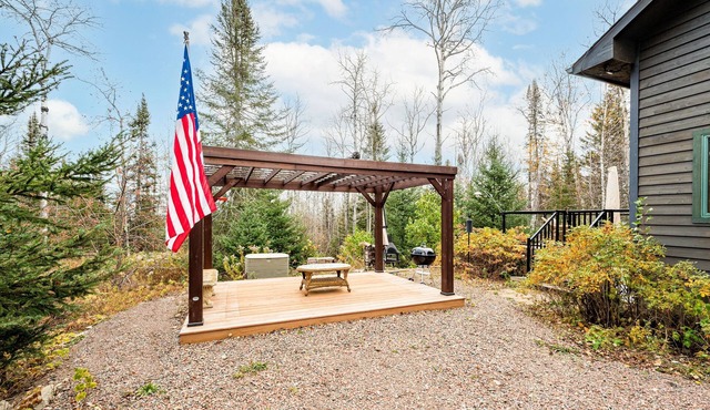 Charming Artistic Getaway! Fireplace, Arcade,Trail