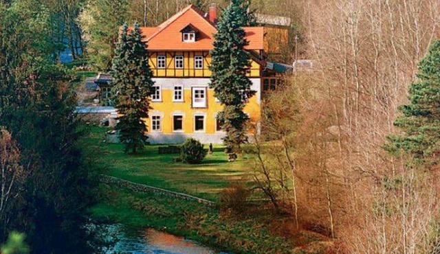Charming attic apartment in a villa with park in Großschirma