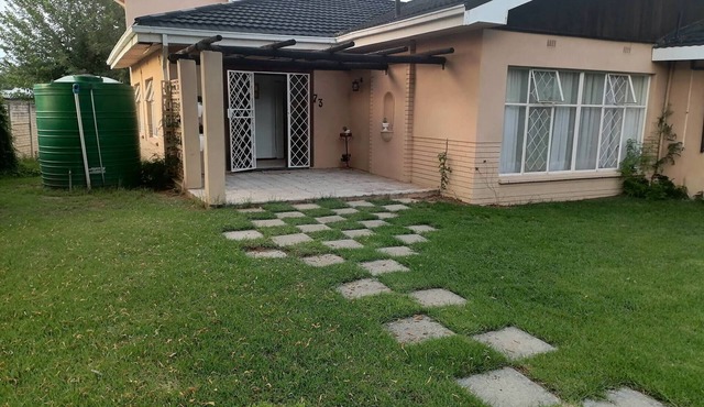 Charming B&B Retreat in Viljoenskroon with Private Entrance