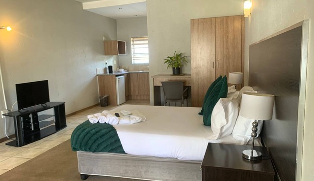 Charming B&B with WiFi in Enchanting Germiston
