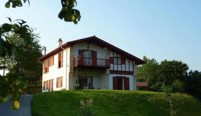 CHARMING BASQUE HOUSE ON 6500 M2