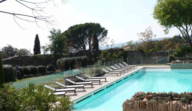 Charming Bastidon with Terrace, Garden, and Pool in Gordes, Luberon—July Special Offer