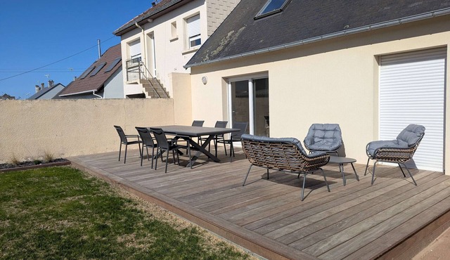 Charming Beachside House: 4 Bedrooms, Garden, Parking, Wi-Fi, 8 Sleeps!