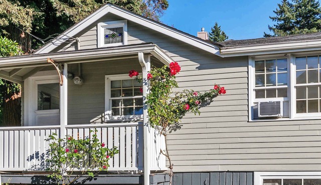 Charming Beach Cottage w/Ocean Views & Sauna!