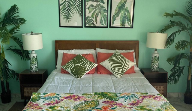 Charming beach front condo, Freeport ,Coral Beach, with AC/WiFi, salon/spa, pool