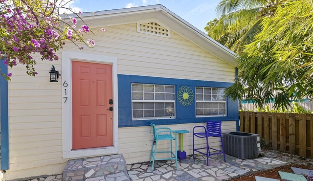 Charming Beach Home Near Lake Ave