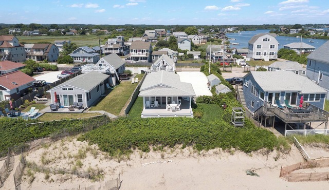 CHARMING BEACH FRONT COTTAGE IN MATUNUCK, RI