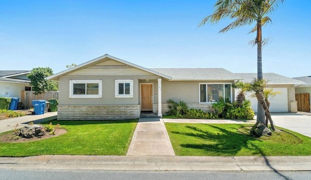 Charming Beachside Bungalow w/Light & Airy D'cor - 300 Yards to Beach