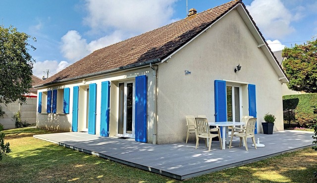 Charming Beachside House, Walk to Shops, Free WiFi, Quiet Location