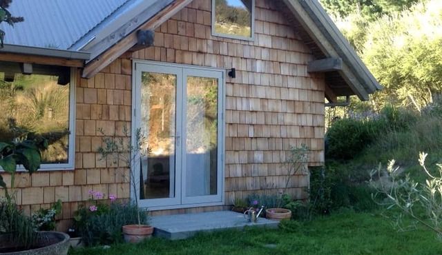 Charming Bed and Breakfast Room with Ocean Views in Otago, New Zealand