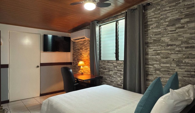 Charming bed & breakfast in lovely Alajuela with AC. 15 minutes near airport