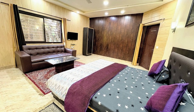 Charming bed & breakfast in brilliant Agra with WiFi, AC