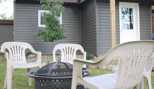 Charming Bemus Point Cottage: Walk to Water and close to town!