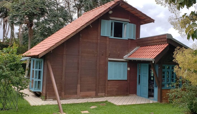 Charming chalet with lots of greenery, shade, swimming pool, barbecue and large plot of land.