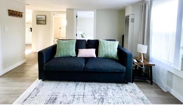 Charming & Bright Gem Prime Location Street Parking with AC