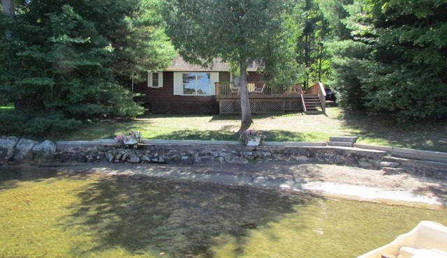 Charming & Bright Muskoka Lakefront Bay Cottage with 2 Kayaks