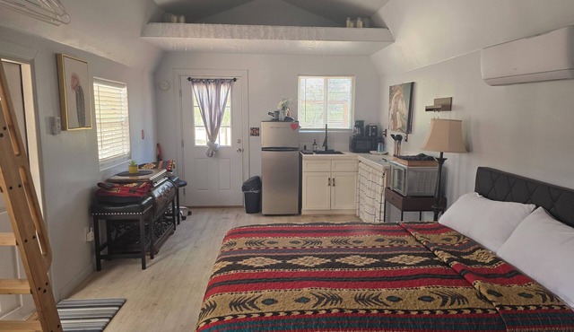 Charming bungalow in fabulous Amado with AC . Located between Tubac and Tucson