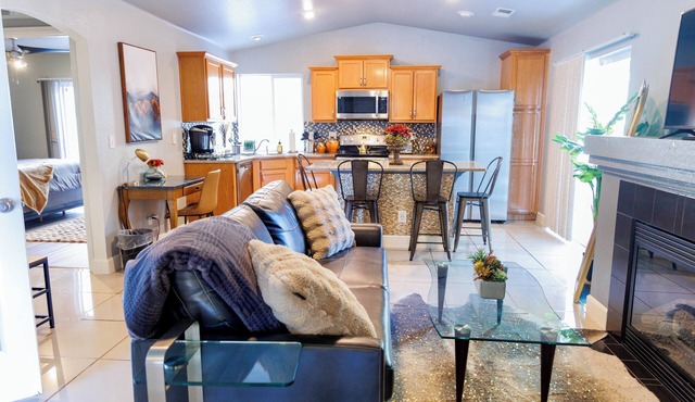 Charming Bungalow minutes to DIA