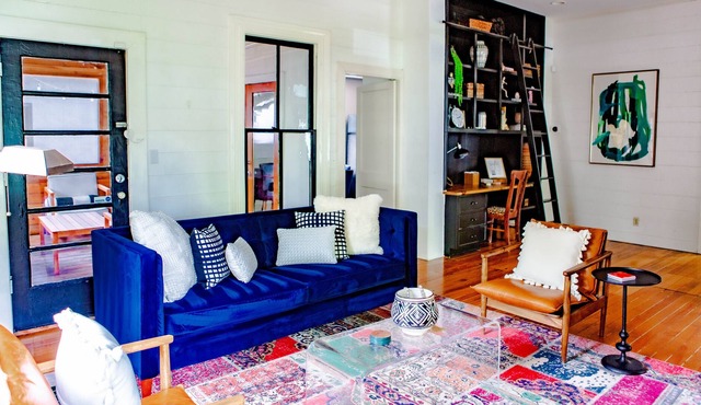 Charming bungalow & studio near downtown & SoCo