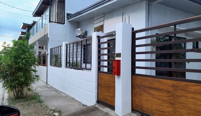 Charming bungalow with AC and WiFi in peaceful Angeles