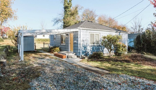 Charming bungalow, with covered parking, just a short walk from Capital Campus!