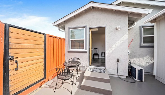 Charming bungalow with AC and WiFi in brilliant San Jose