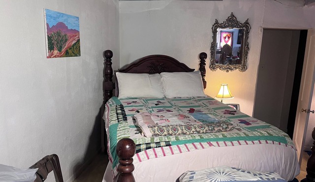Charming bungalow with WiFi and AC in welcoming Van Horn