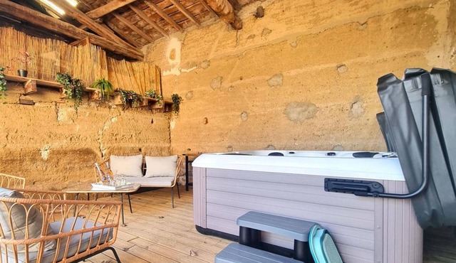 Charming Cottage with SPA and Private Parking in the Countryside