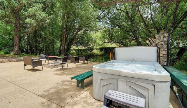 Charming Creekside Escape - Hot Tub - Pikes Peak Base - 2 Bed 2 Bath Kitchen