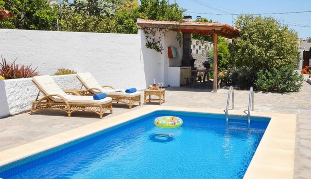 Charming Casa Sofia: Tranquil Private Home with Pool, BBQ in Las Vegas