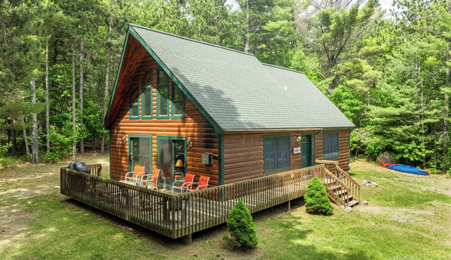 Charming Cabin accommodates 8 people, 2 miles from Whiteface Mountain and 11 miles from Lake Placid