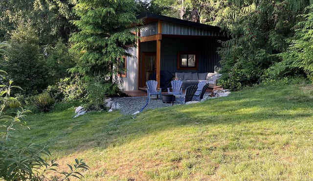 "Charming Cabin's Retreat: Pet-Friendly Haven with Sauna, Close to Stores, Lakes