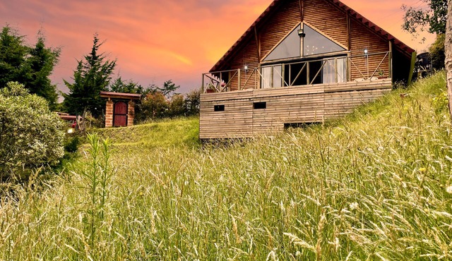 Charming Cabin Getaway in Antioquia: WiFi, Balcony & BBQ