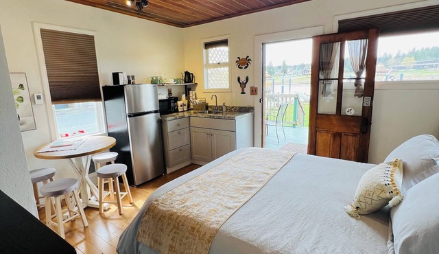 Charming cabin in beautiful La Conner with Hot tub