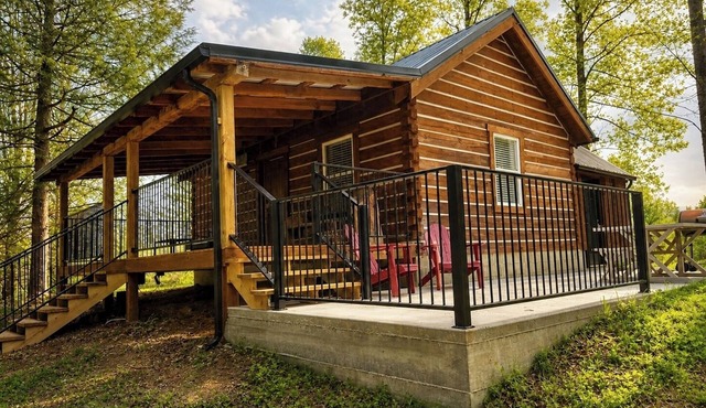 Charming Cabin. Located between New River Gorge and Summersville Lake