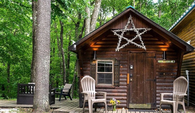 Charming cabin located one minute from the base of Sugarbush Resort