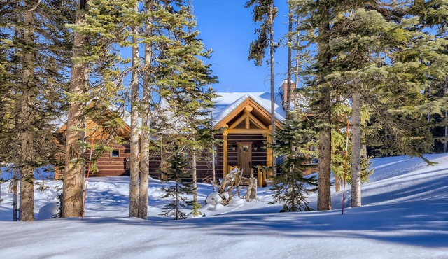 Charming Cabin with Hot Tub & Stunning Views