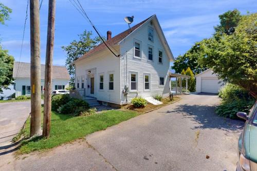 Charming Cape-style House with Panoramic River Views and Modern Amenities